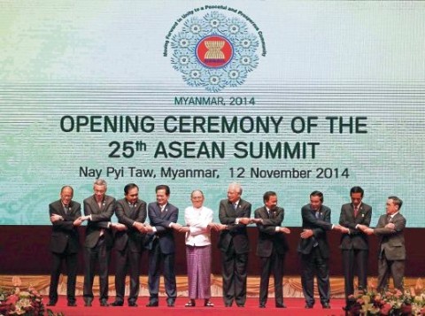 Prime Minister Nguyen Tan Dung attends 25th ASEAN Summit - ảnh 1